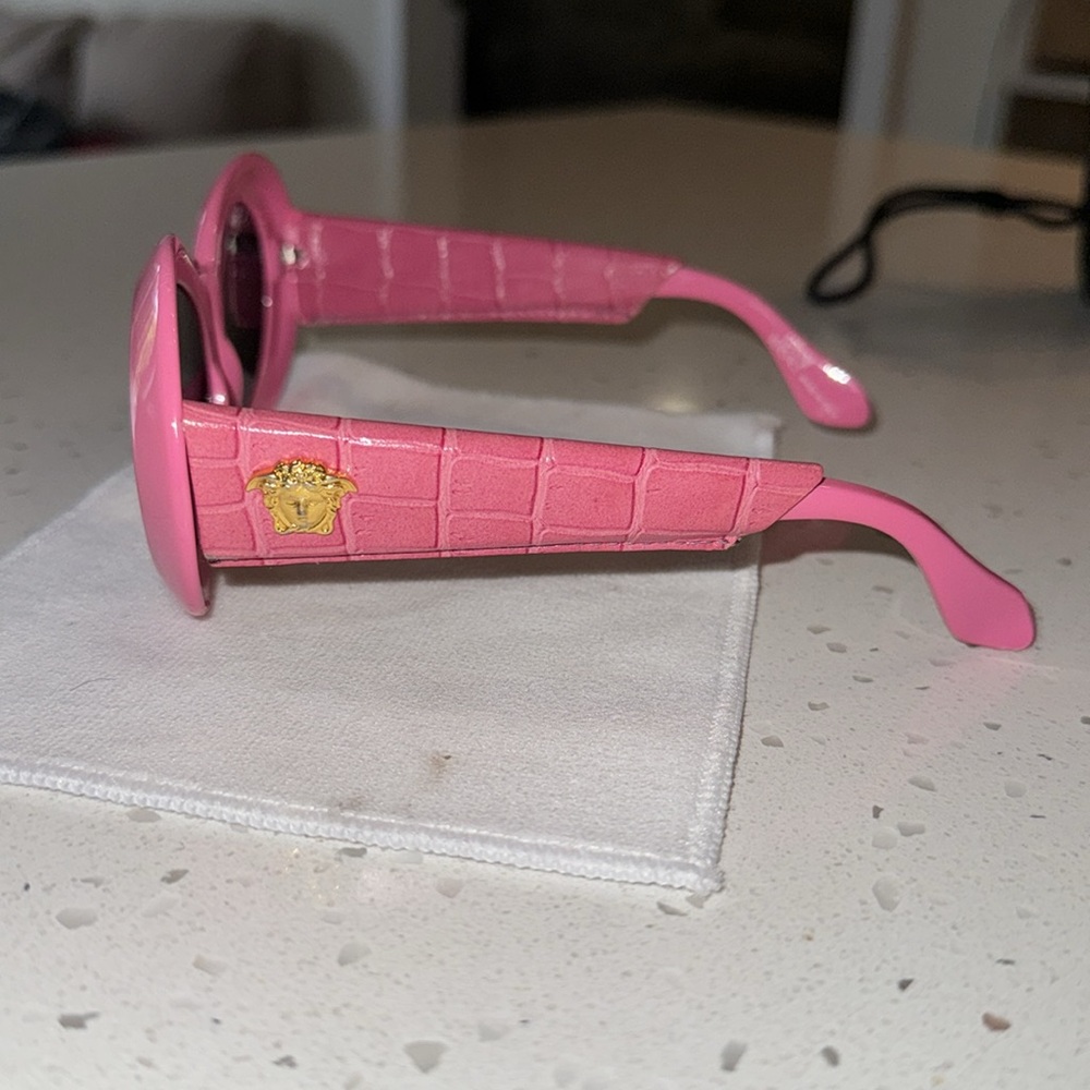 Gianni Versace Vintage Pink Medusa Authentic Unisex - Picture 5 of 8